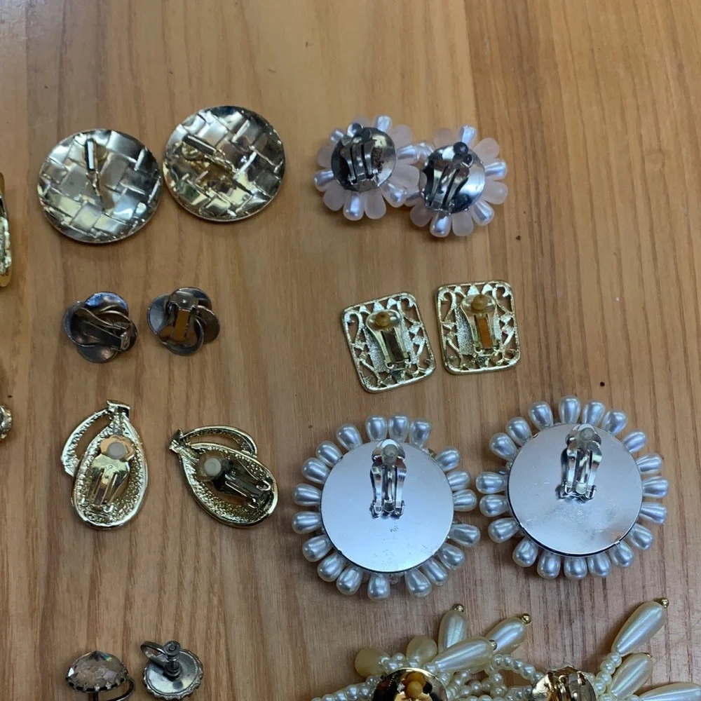 12 Pair Vintage Clip-on EarringsBeaded Metal Enamel Goldtone Silvertone - Picture 12 of 12